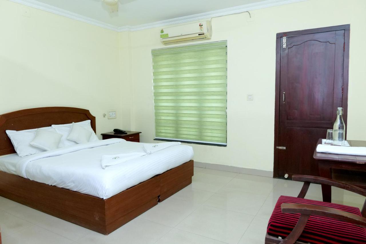Hotel Lumiere Alappuzha Екстериор снимка