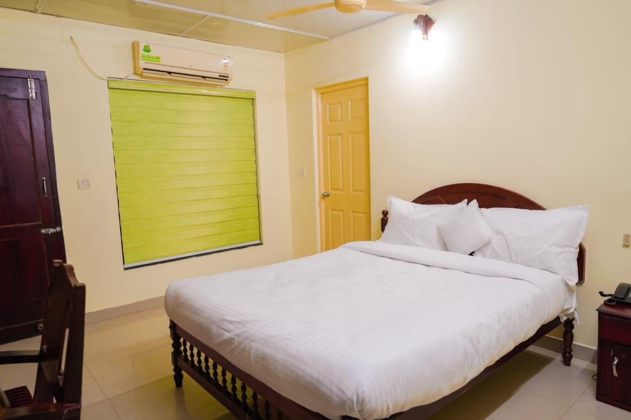 Hotel Lumiere Alappuzha Екстериор снимка